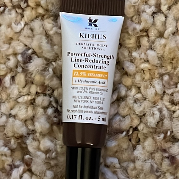 Kiehl's Powerful-Strenth Line-Reducing Concentrate Vitamin C Serum - Picture 2 of 3